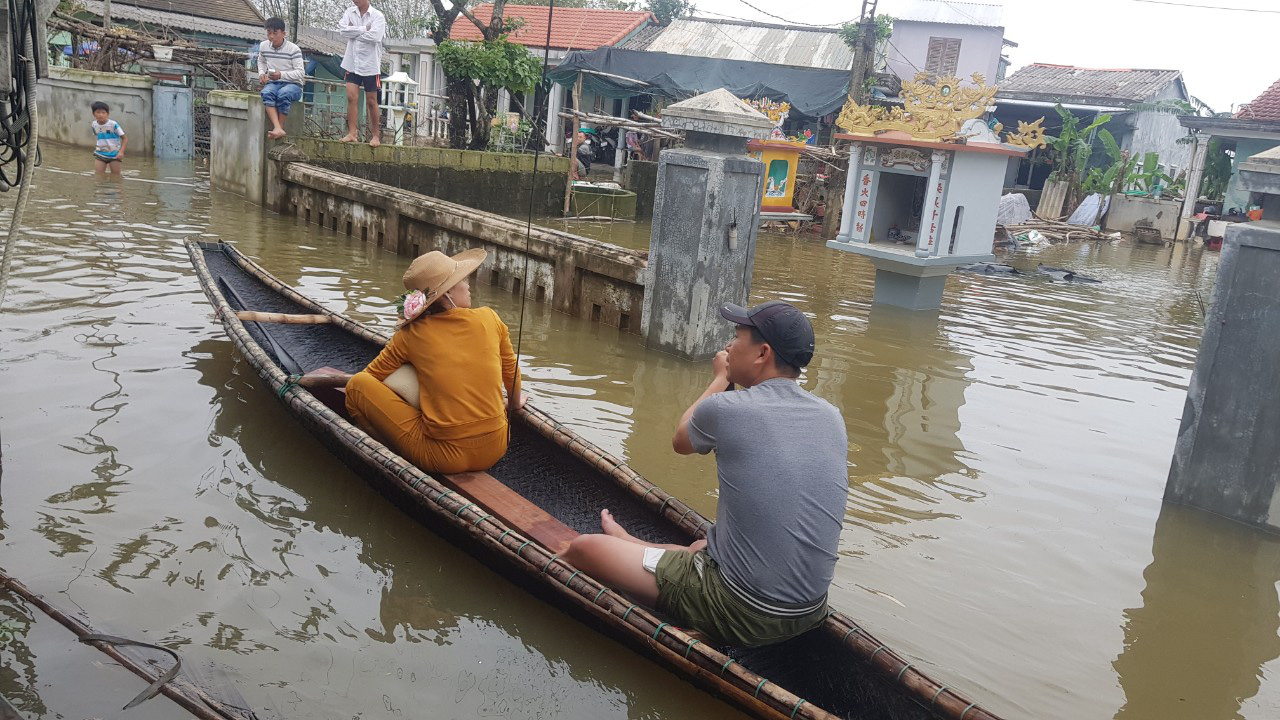 Hồ thủy lợi, thủy điện xả nước, nhiều nơi ở Huế ngập nặng dù trời không mưa - Ảnh 1.