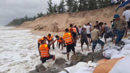 Bão số 13: Người dân Đà Nẵng và Thừa Thiên - Huế không ra khỏi nhà từ trưa 14-11 - Ảnh 2.