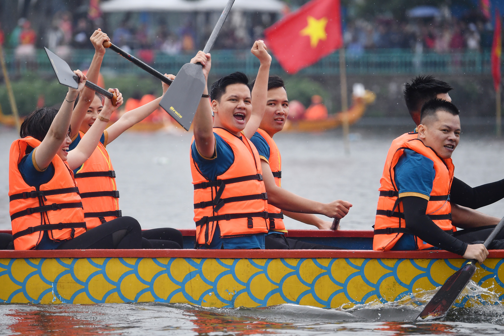 Đội Bến Tre giành ngôi quán quân giải bơi chải thuyền rồng trên Hồ Tây - Ảnh 2.