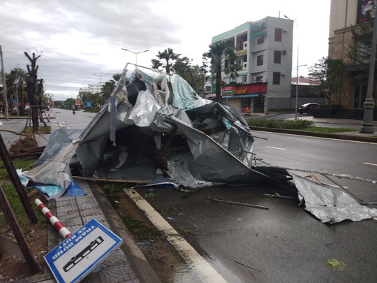 Bão số 13 vào miền Trung: Bờ biển tan hoang, nhà tốc mái, cây gãy la liệt - Ảnh 22.