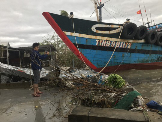 Bão số 13 vào miền Trung: Bờ biển tan hoang, nhà tốc mái, cây gãy la liệt - Ảnh 25.