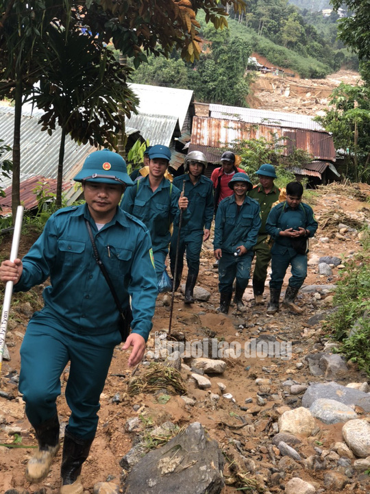 Đồng bào vùng lũ rơi nước mắt khi dân quân băng rừng cõng gạo vào cứu đói - Ảnh 10.