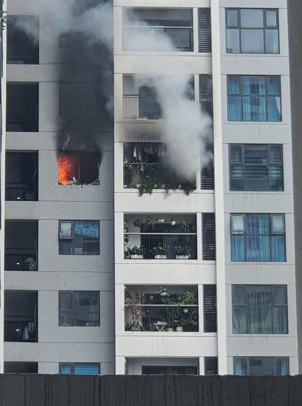 Cháy trên tầng 29 chung cư Goldmark City, hàng trăm người tháo chạy - Ảnh 2.