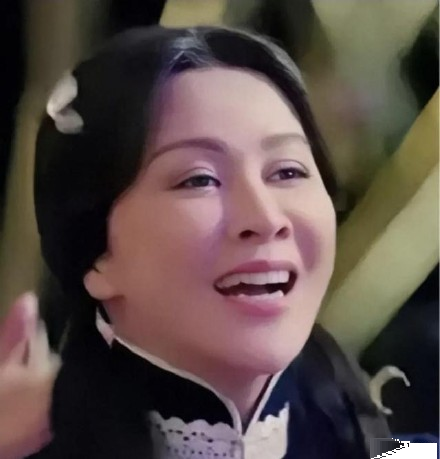 Ở tuổi 52, Lưu Gia Linh bị ném đá khi hóa thân thành thiếu nữ  - Ảnh 2.