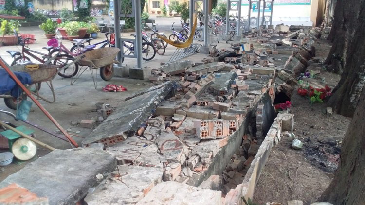 CLIP: Gần 30 m tường bao của 1 trường tiểu học ở Đồng Nai bất ngờ đổ sập - Ảnh 2.