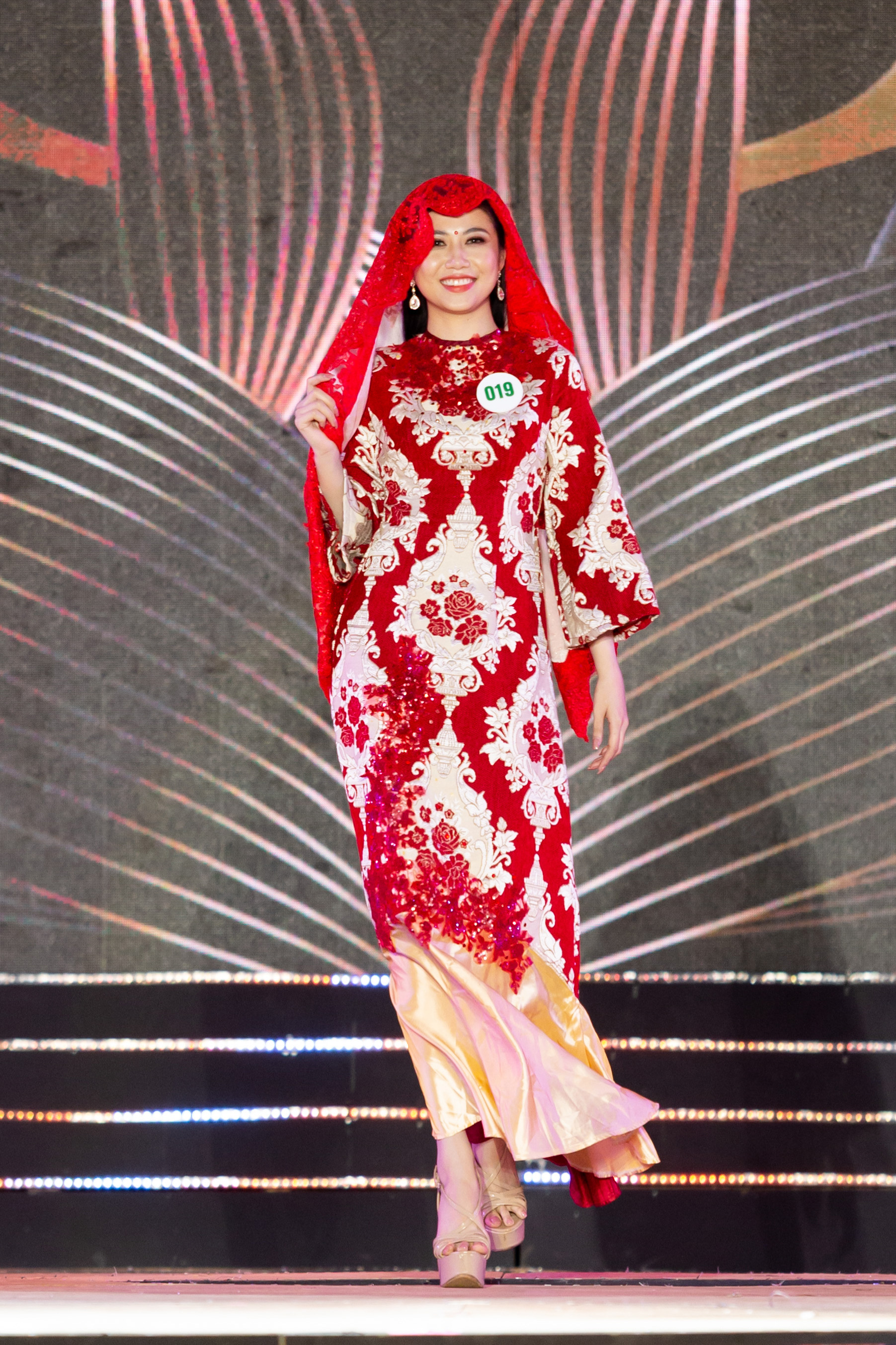 Lạ mắt với trang phục dân tộc của thí sinh Hoa khôi du lịch Việt Nam 2020 - Ảnh 21.