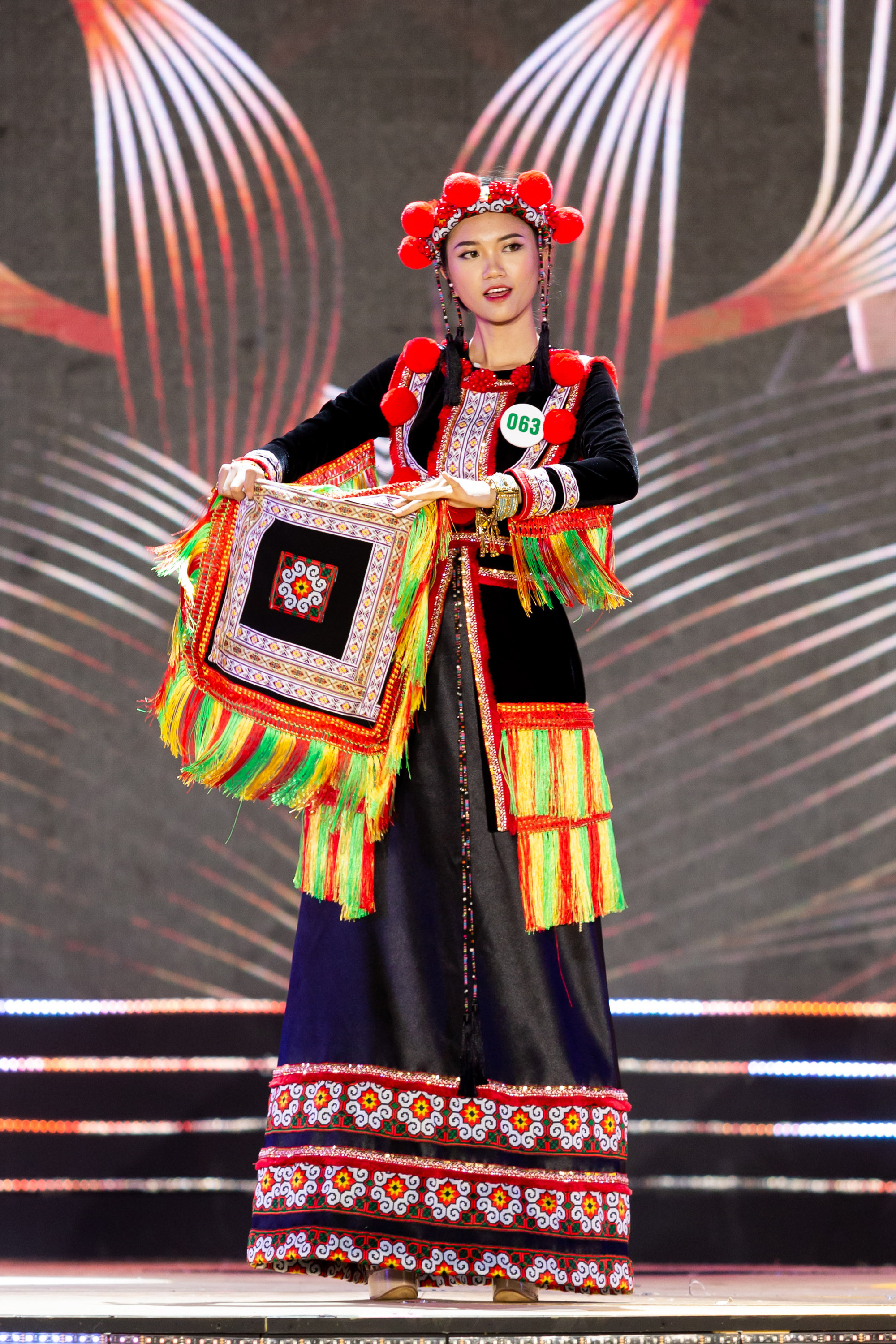 Lạ mắt với trang phục dân tộc của thí sinh Hoa khôi du lịch Việt Nam 2020 - Ảnh 19.