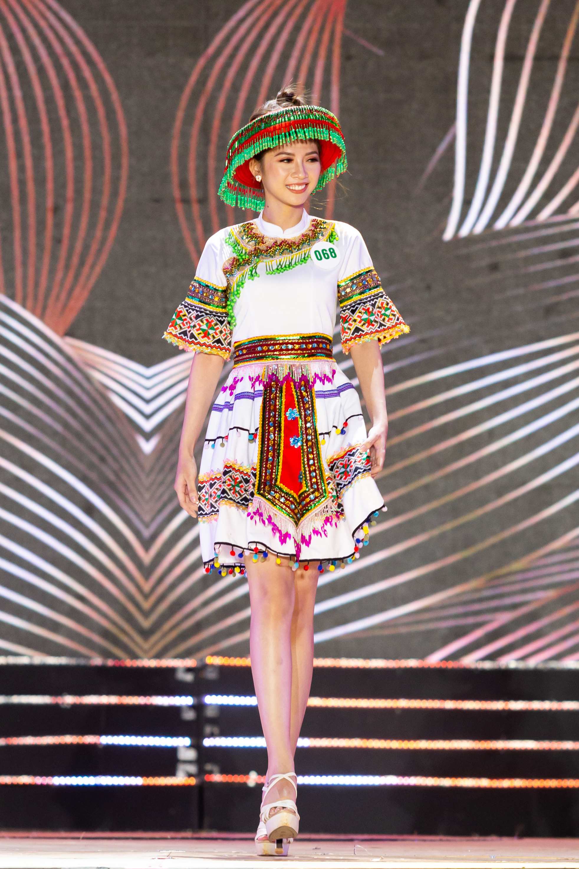 Lạ mắt với trang phục dân tộc của thí sinh Hoa khôi du lịch Việt Nam 2020 - Ảnh 18.