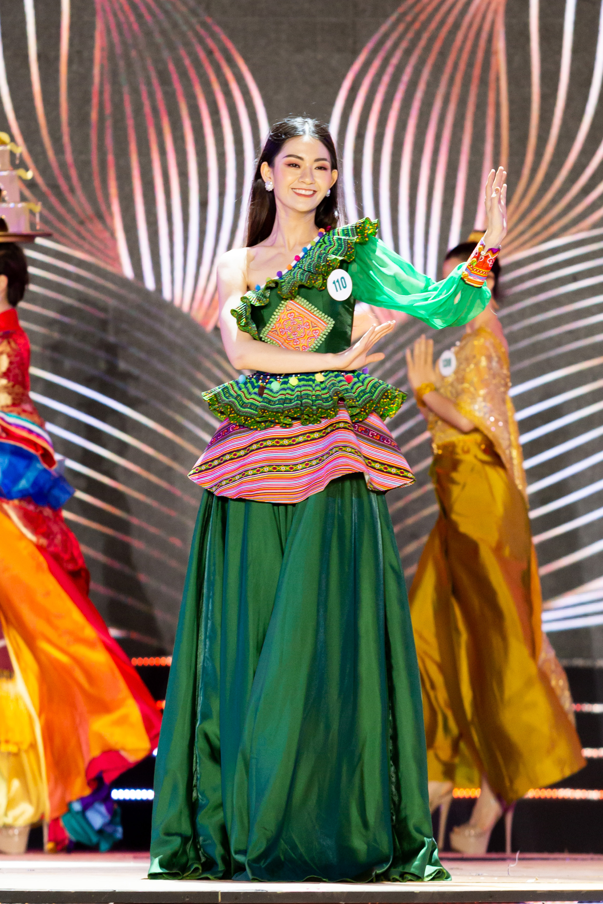 Lạ mắt với trang phục dân tộc của thí sinh Hoa khôi du lịch Việt Nam 2020 - Ảnh 12.