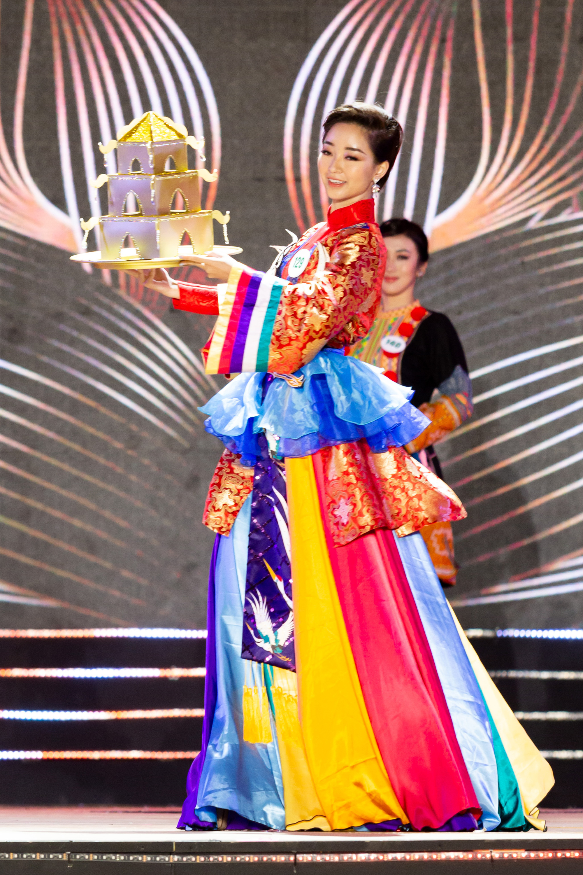 Lạ mắt với trang phục dân tộc của thí sinh Hoa khôi du lịch Việt Nam 2020 - Ảnh 11.