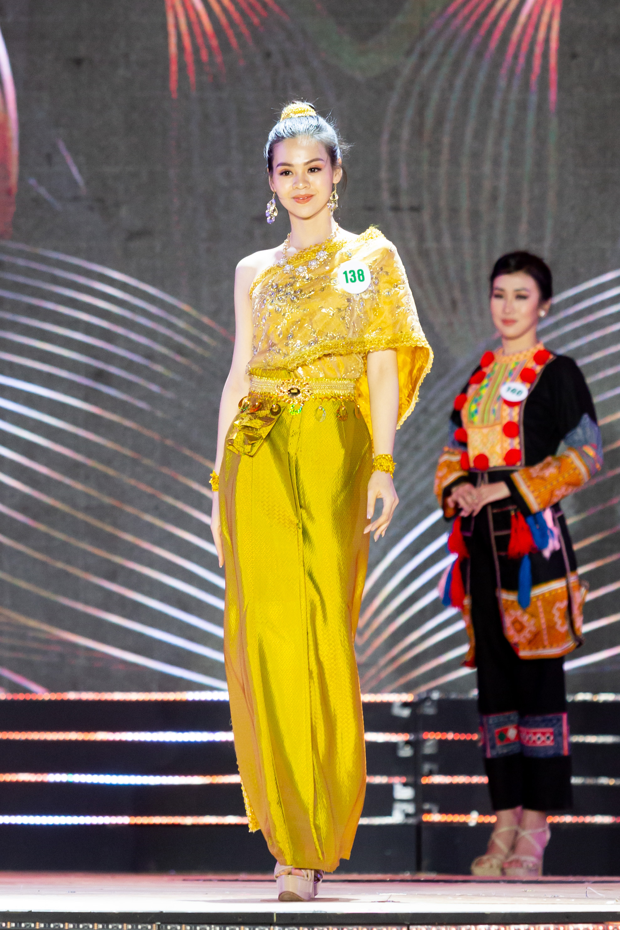 Lạ mắt với trang phục dân tộc của thí sinh Hoa khôi du lịch Việt Nam 2020 - Ảnh 10.