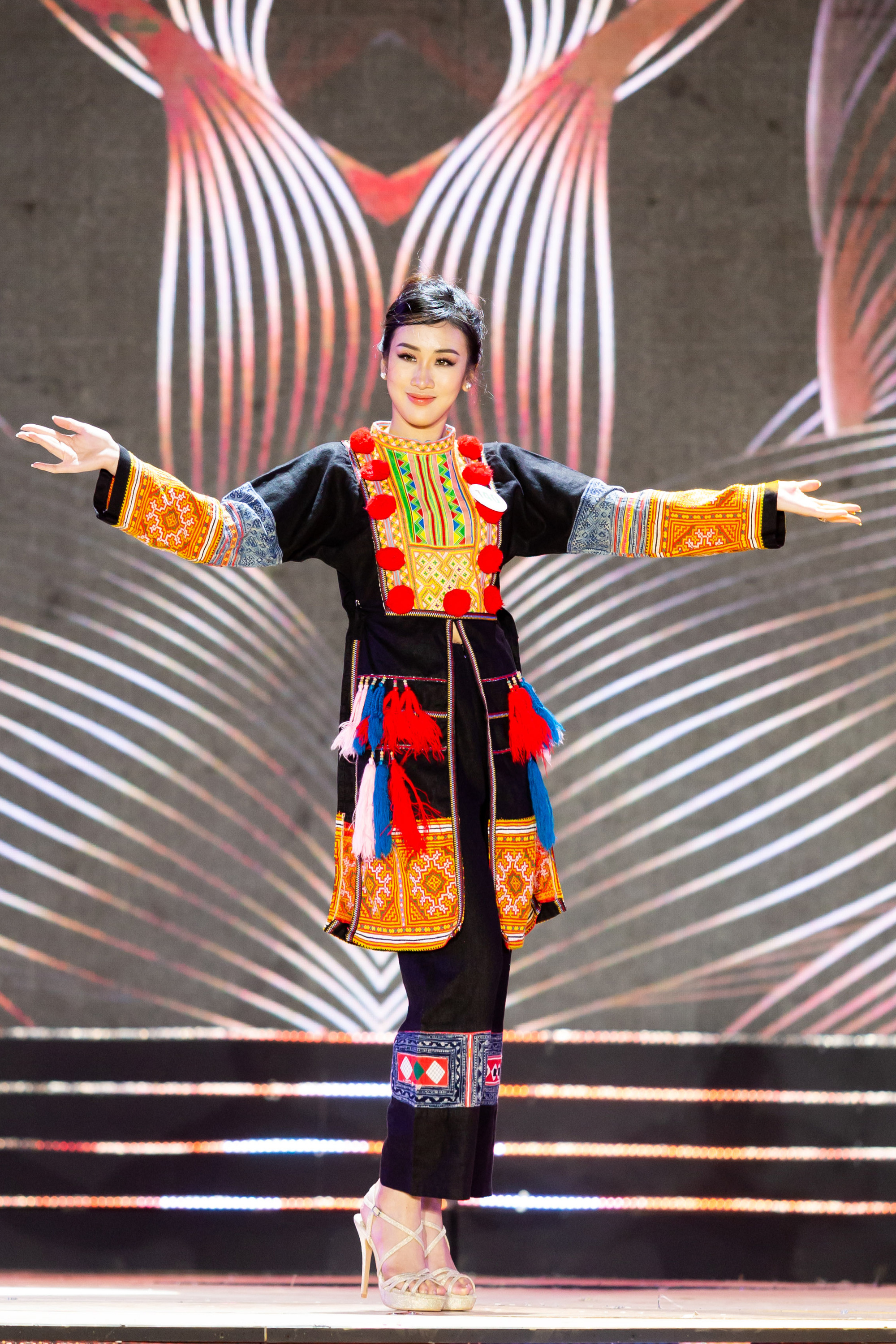 Lạ mắt với trang phục dân tộc của thí sinh Hoa khôi du lịch Việt Nam 2020 - Ảnh 8.