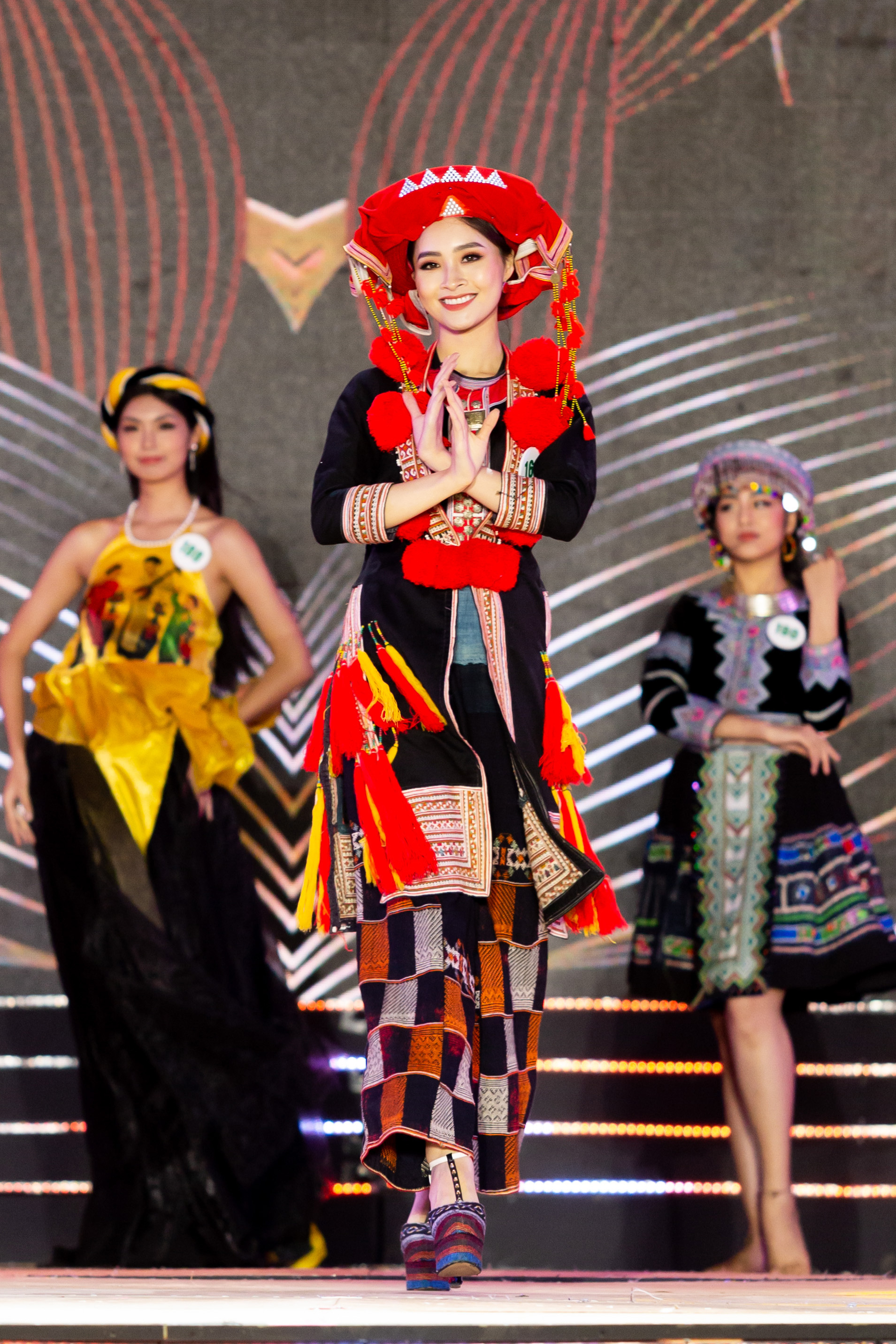 Lạ mắt với trang phục dân tộc của thí sinh Hoa khôi du lịch Việt Nam 2020 - Ảnh 1.