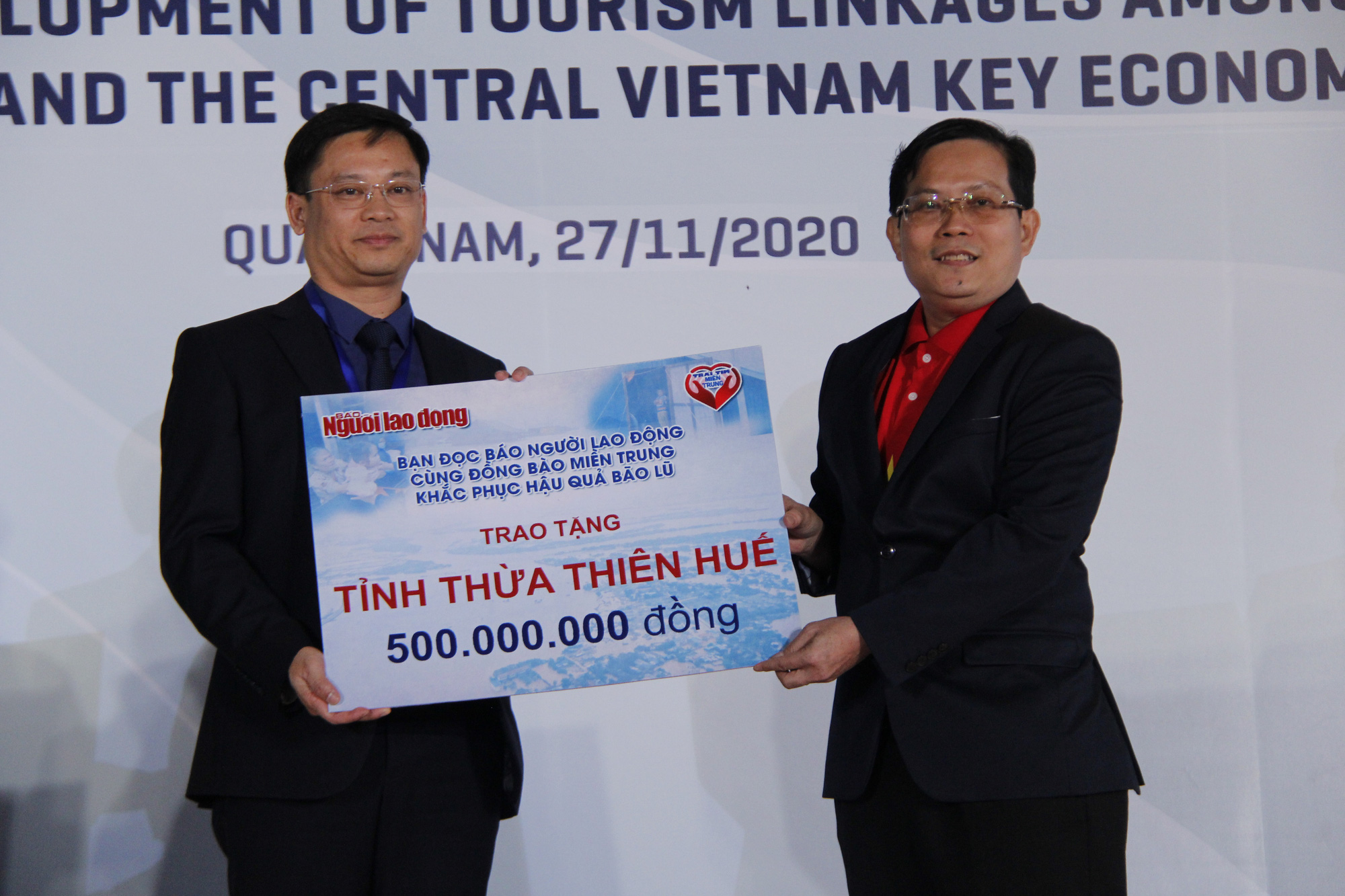 Báo Người Lao Động trao 50.000 lá cờ Tổ quốc và 1,7 tỉ đồng cho miền Trung - Ảnh 2.