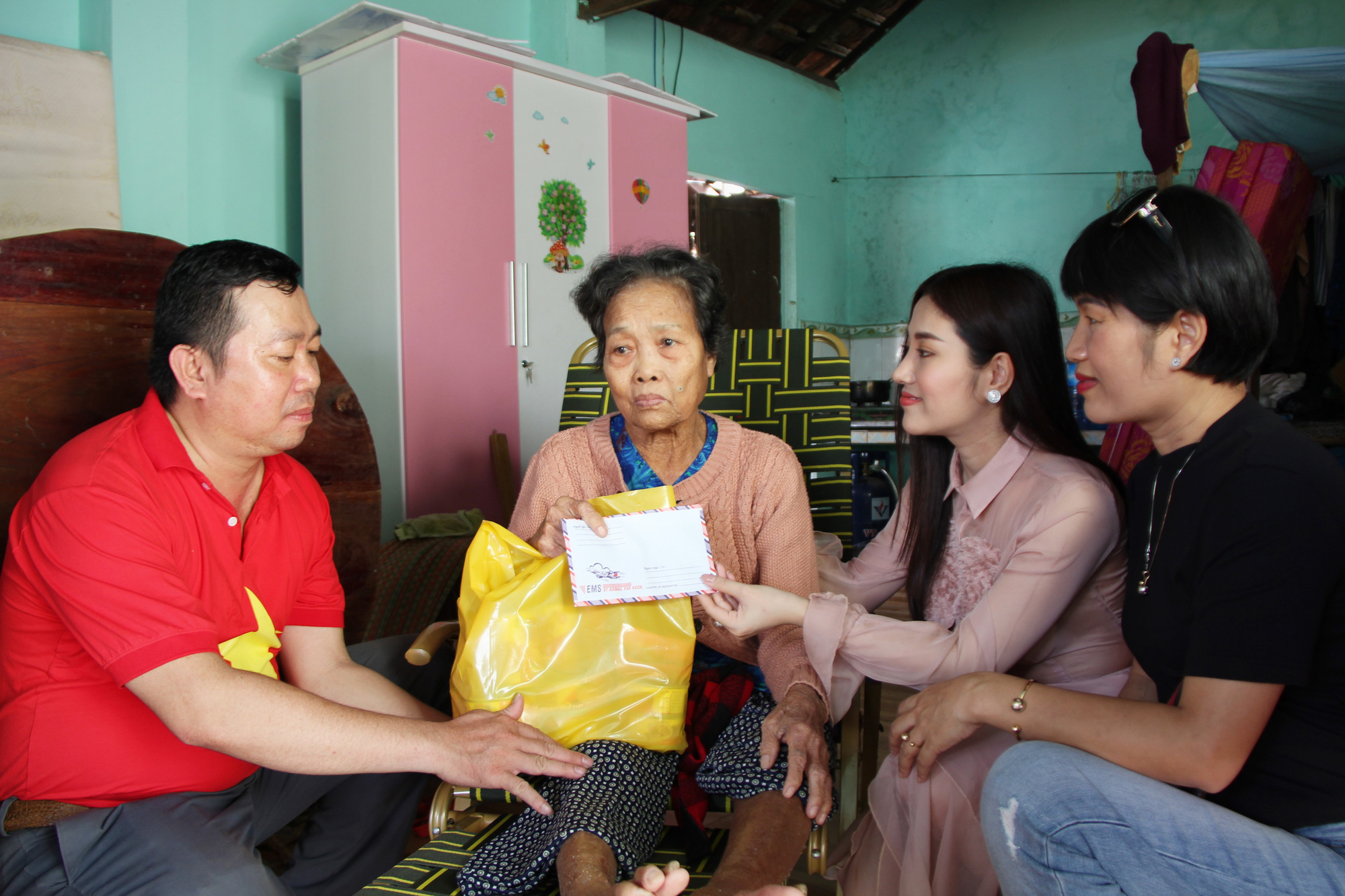  Ngọc nữ bolero Tố My cùng Báo Người Lao Động đến với người dân  vùng bão huyện Nông Sơn - Ảnh 4.