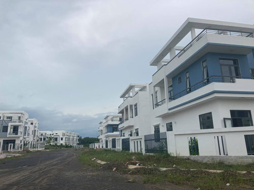 Gần 500 biệt thự, nhà liên kế xây chui ở Đồng Nai: Sau 2 tháng vẫn chưa công bố phương án xử lý - Ảnh 1.