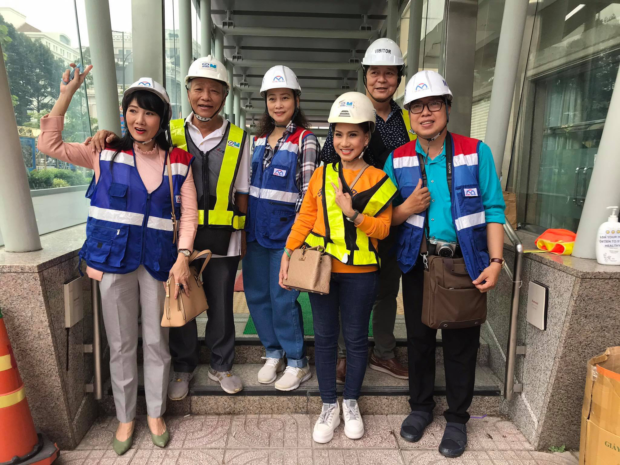 Ho Či Minovo Město: Mnoho umělců bylo při návštěvě klíčových projektů naplněno emocemi - Foto 5. TP HCM: Nhiều văn nghệ sĩ dâng trào cảm xúc khi tham quan các công trình trọng điểm - Ảnh 5.