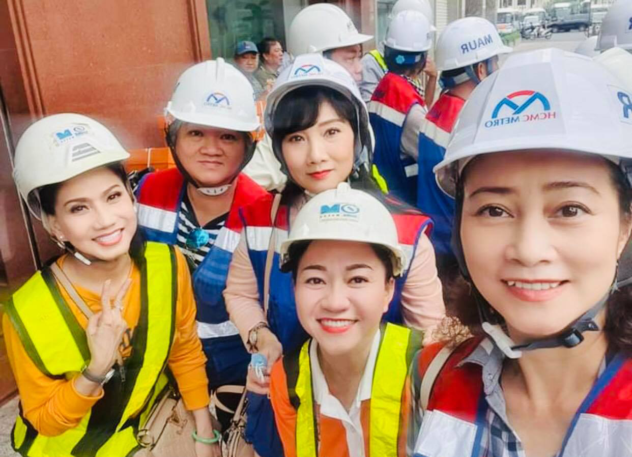 Ho Či Minovo Město: Mnoho umělců bylo při návštěvě klíčových projektů zaplaveno emocemi - Foto 1. TP HCM: Nhiều văn nghệ sĩ dâng trào cảm xúc khi tham quan các công trình trọng điểm - Ảnh 1.