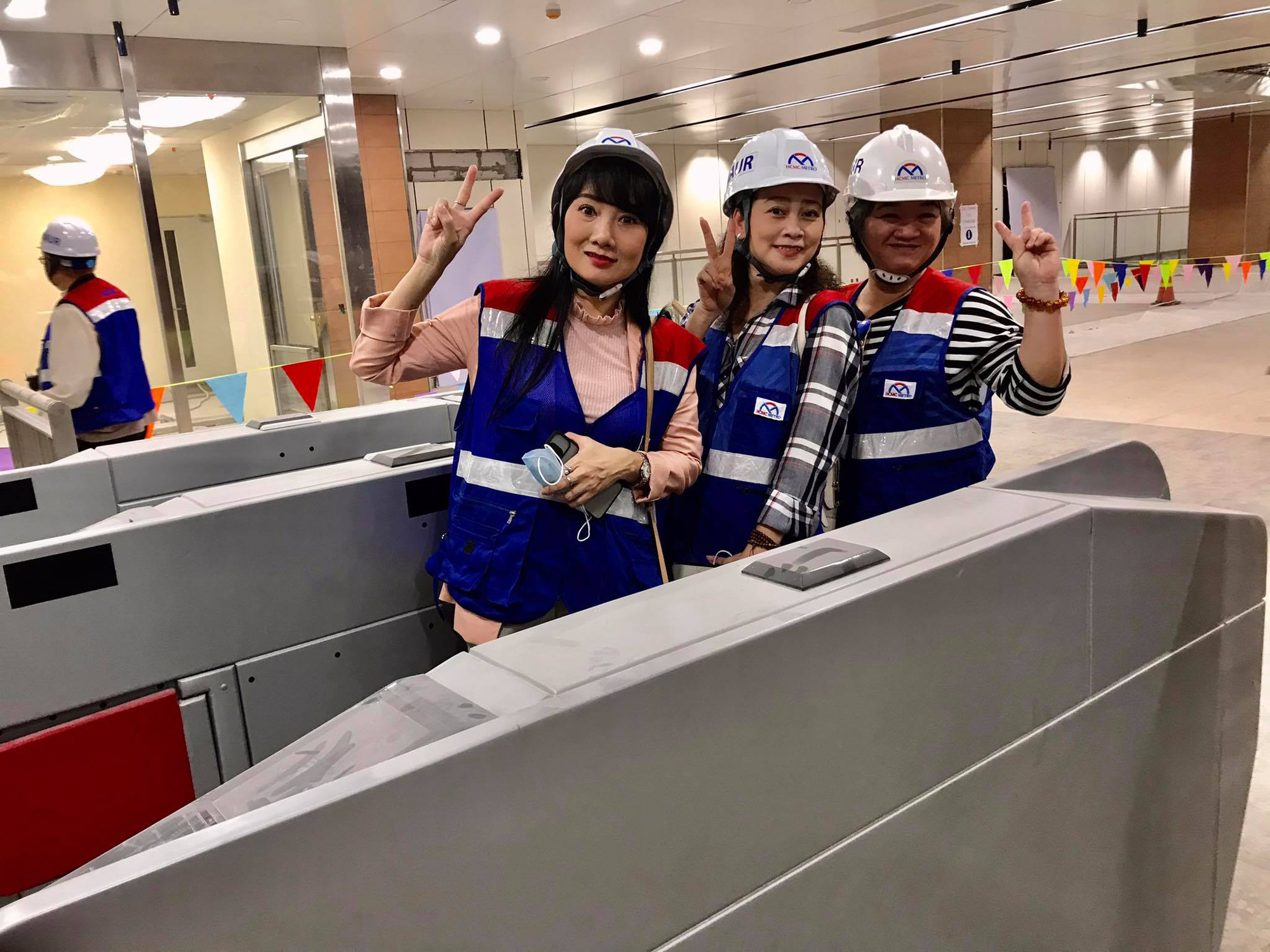 Ho Či Minovo Město: Mnoho umělců bylo při návštěvě klíčových projektů zaplaveno emocemi - Foto 4. TP HCM: Nhiều văn nghệ sĩ dâng trào cảm xúc khi tham quan các công trình trọng điểm - Ảnh 4.