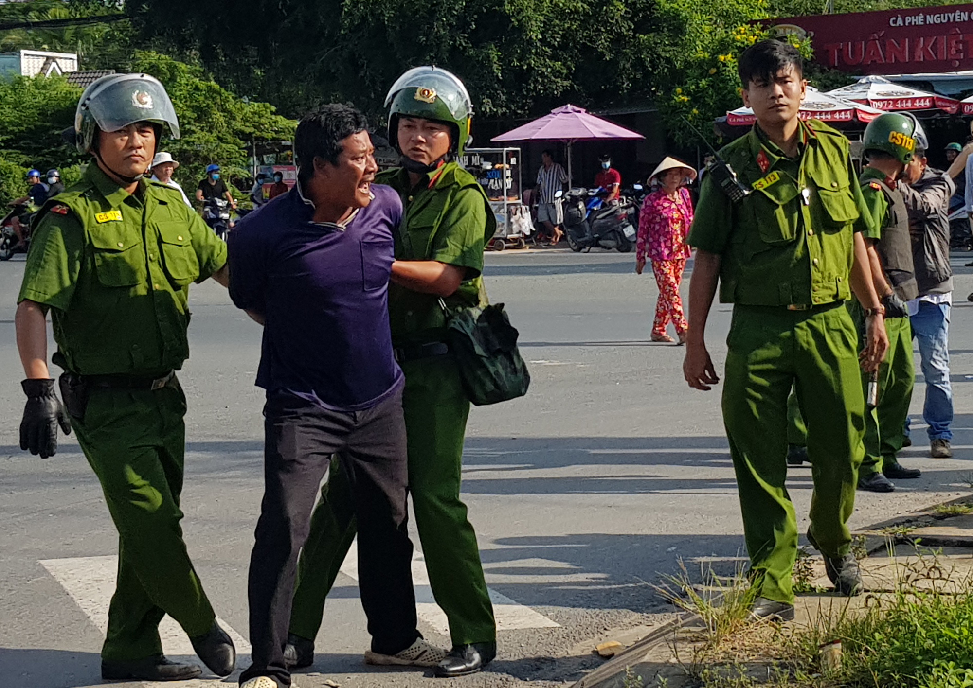 Cưỡng chế đôi vợ chồng lấn chiếm hành lang Quốc lộ 1 - Ảnh 5.