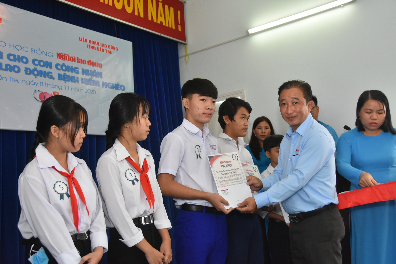 Học bổng Báo Người Lao Động đến với học sinh nghèo, học giỏi Bến Tre - Ảnh 6.