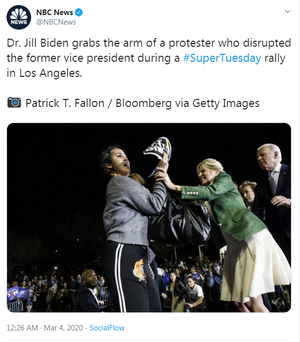 Có người lao tới ông Biden, bà Jill lập tức chắn trước mặt chồng! - Ảnh 2.