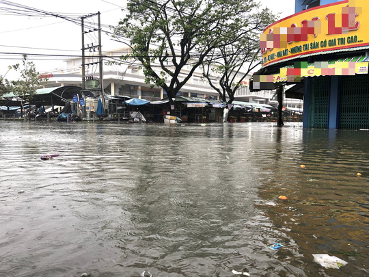 Mưa lớn, thủy điện xả lũ, nhiều nơi ở Quảng Nam ngập lụt - Ảnh 6.