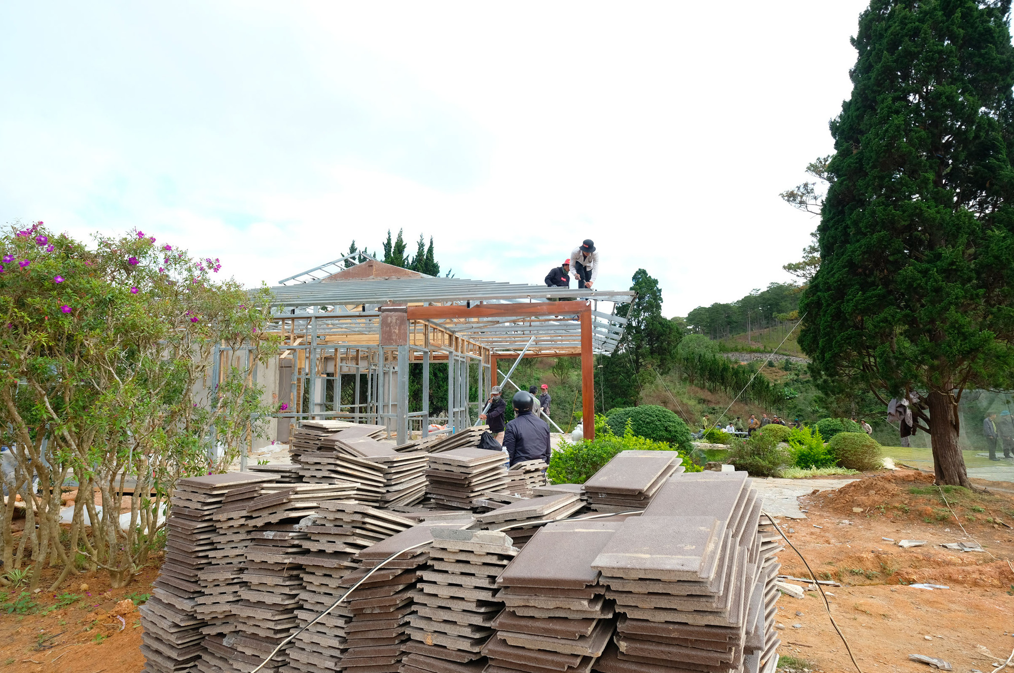 Bắt đầu cưỡng chế tháo dỡ làng biệt thự trái phép cạnh hồ Tuyền Lâm - Đà Lạt - Ảnh 1.