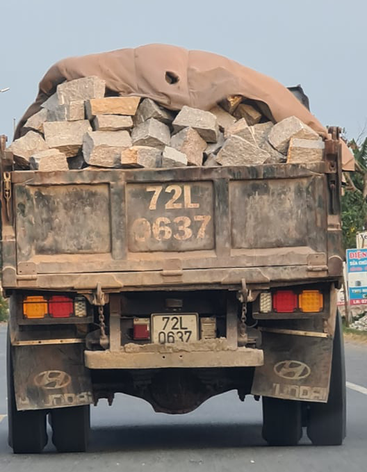 Bà Rịa - Vũng Tàu: Truy tìm tài xế xe ben chạy kinh hồn bạt vía - Ảnh 2.