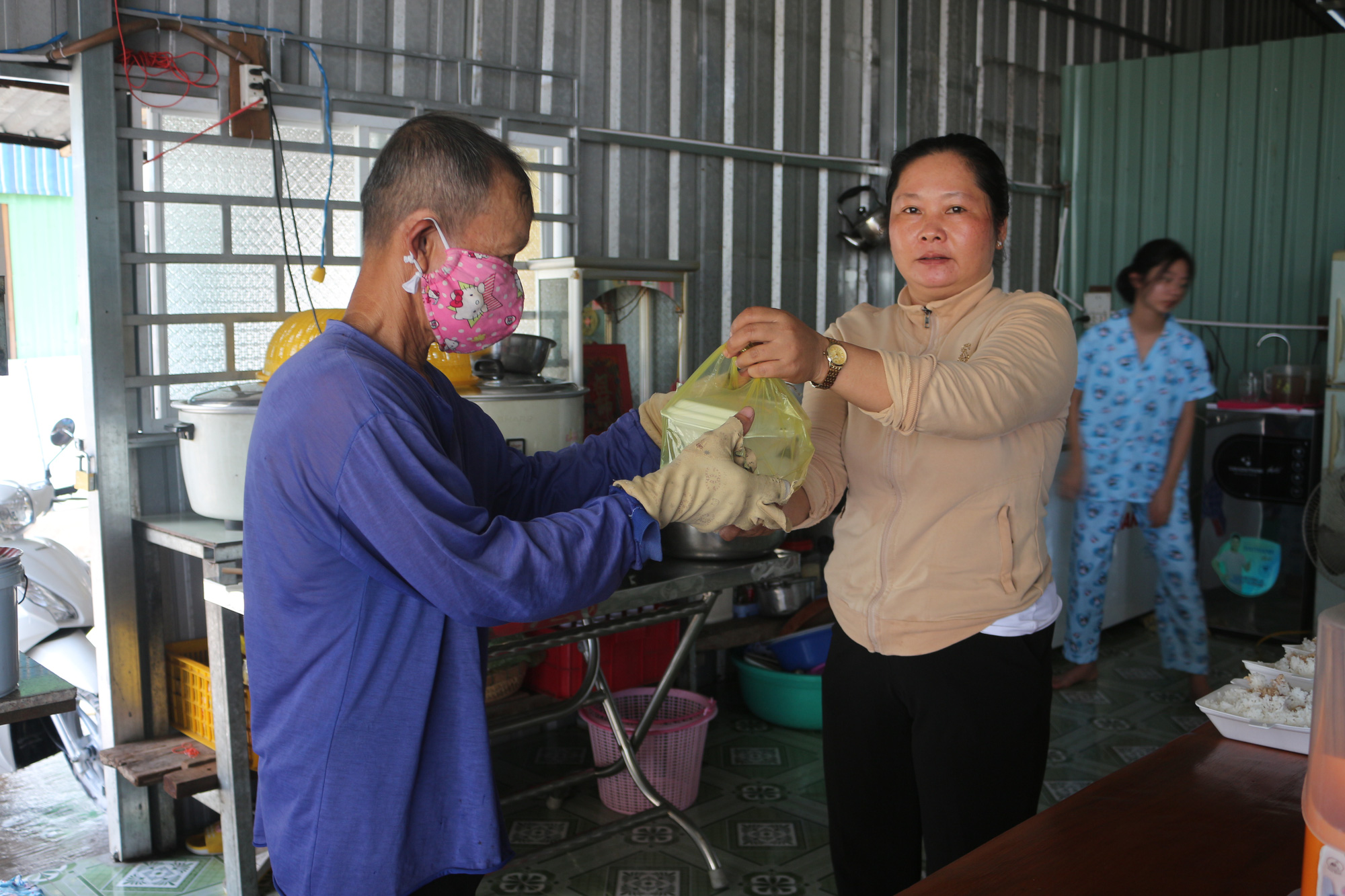 Đôi vợ chồng ở nhà thuê làm chuyện “bao đồng” - Ảnh 4.