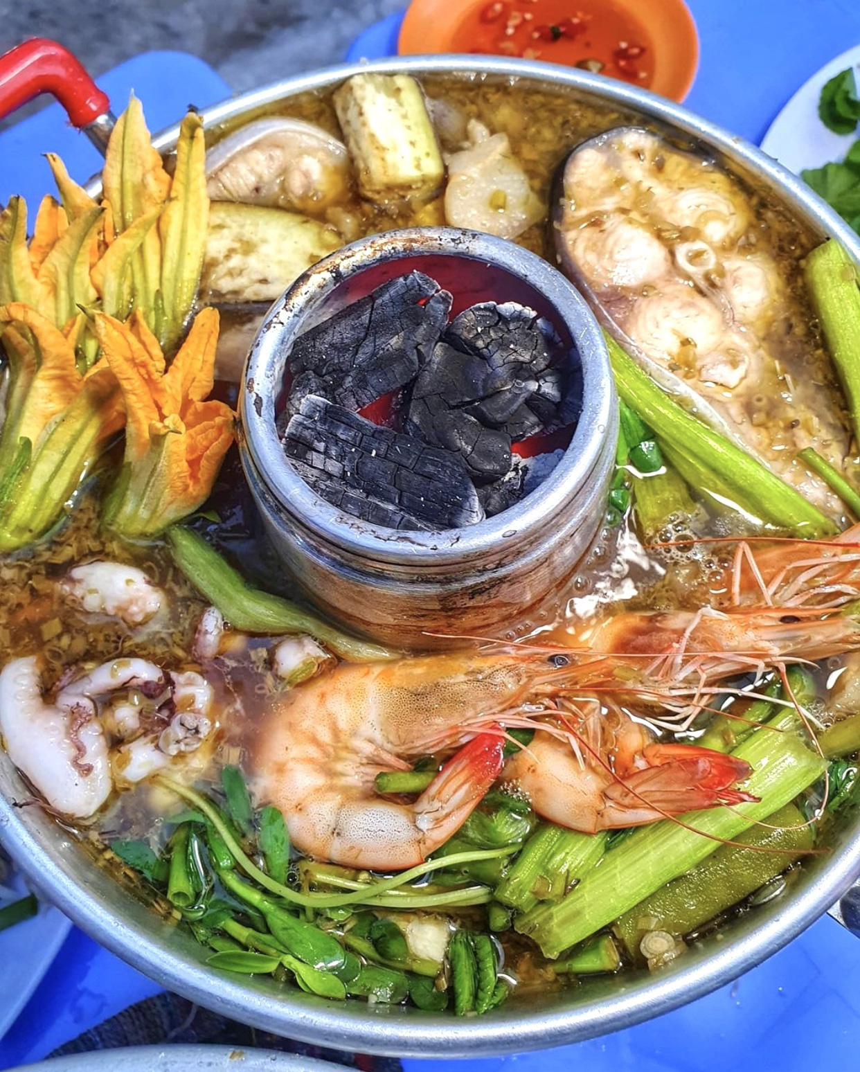 Gà mẹt và loạt món ngon đổi vị ngày mát ở TP HCM - Ảnh 11. Gà mẹt và loạt món ngon đổi vị ngày mát ở TP HCM - Ảnh 11.