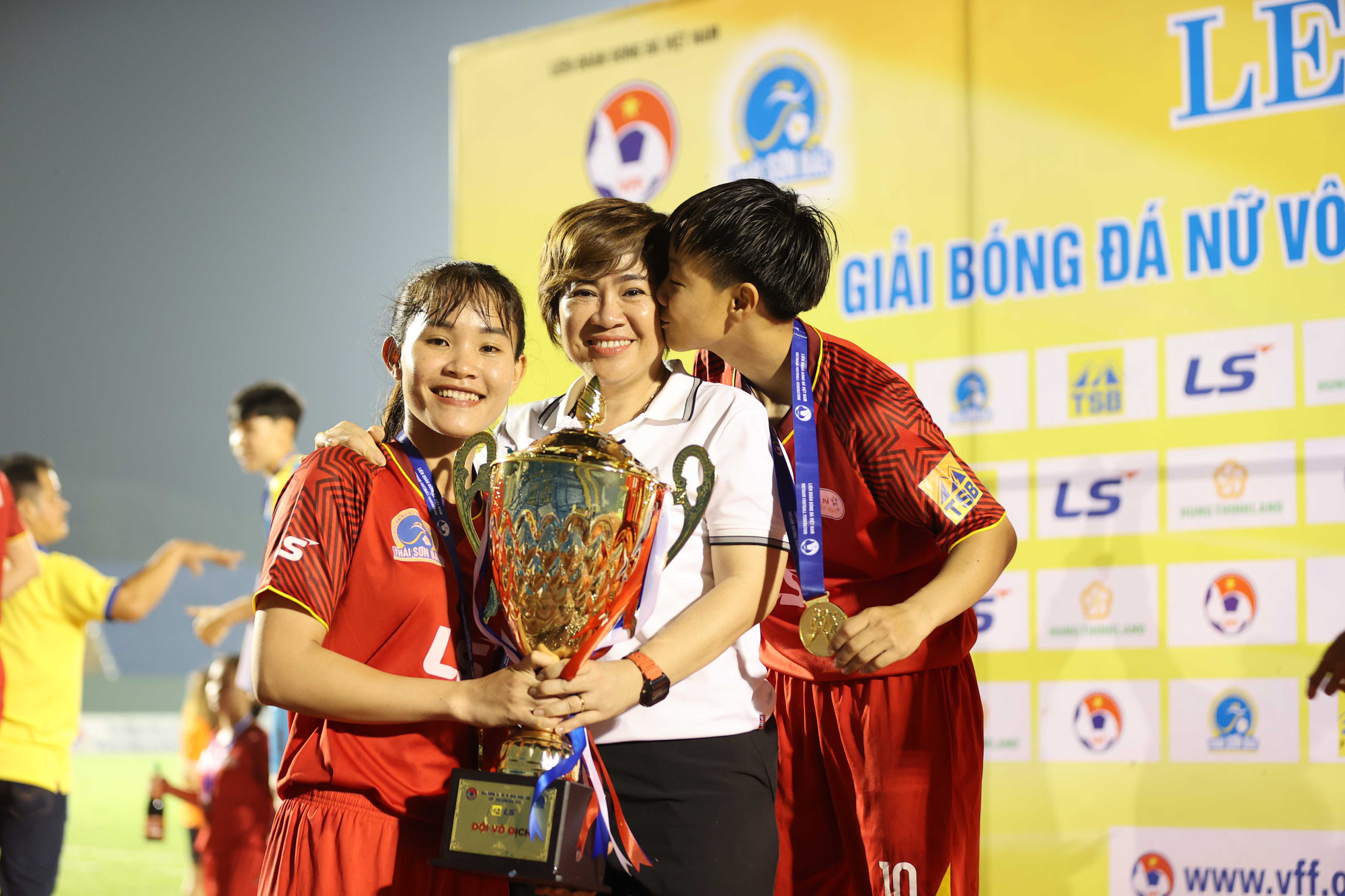 Khoảnh khắc đăng quang ngôi vô địch của đội nữ TP HCM 1 - Ảnh 8.