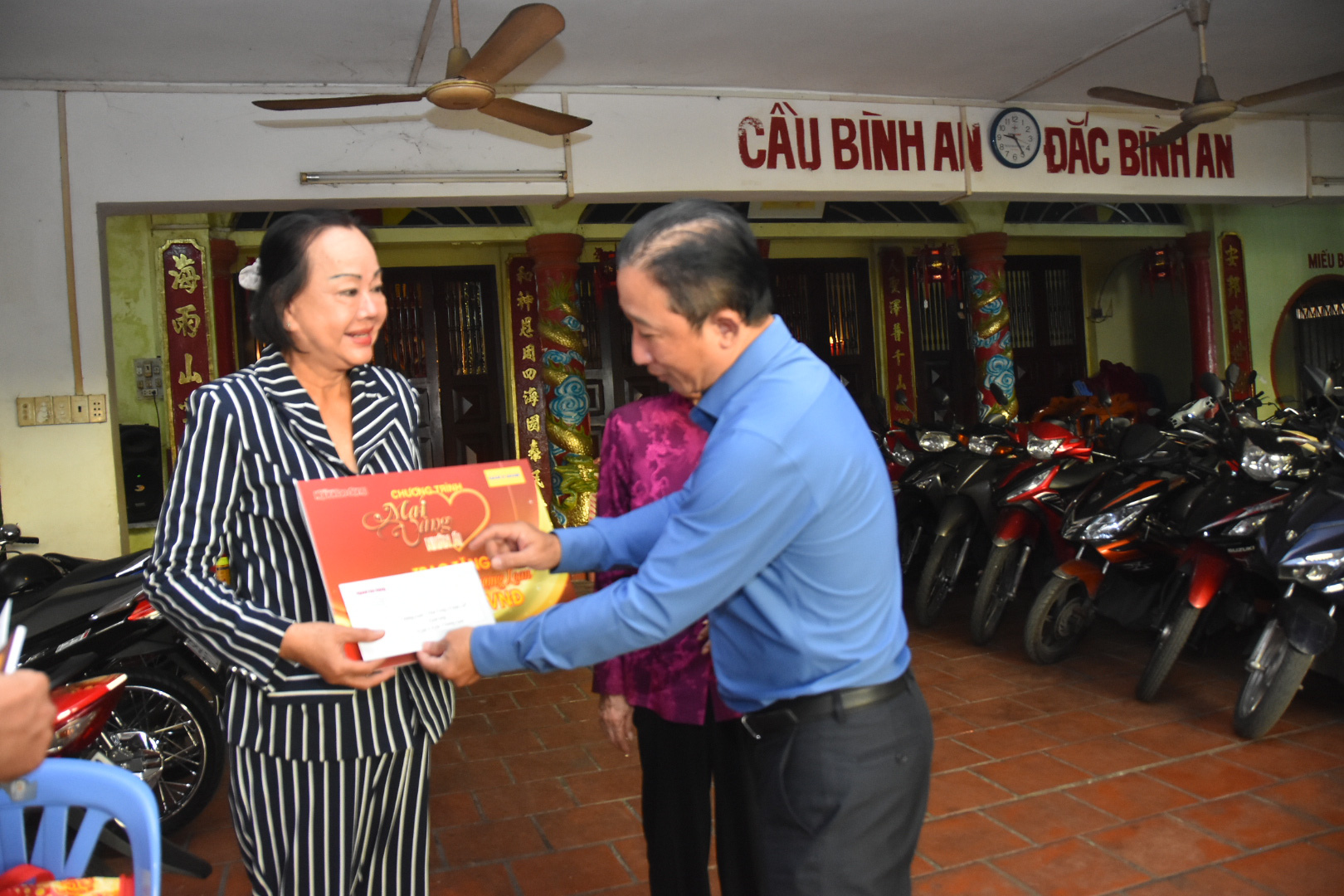 Mai Vàng nhân ái thăm nghệ sĩ Diễm Kiều và Kiều Phượng Loan - Ảnh 4. Mai Vàng nhân ái thăm nghệ sĩ Diễm Kiều và Kiều Phượng Loan - Ảnh 4.
