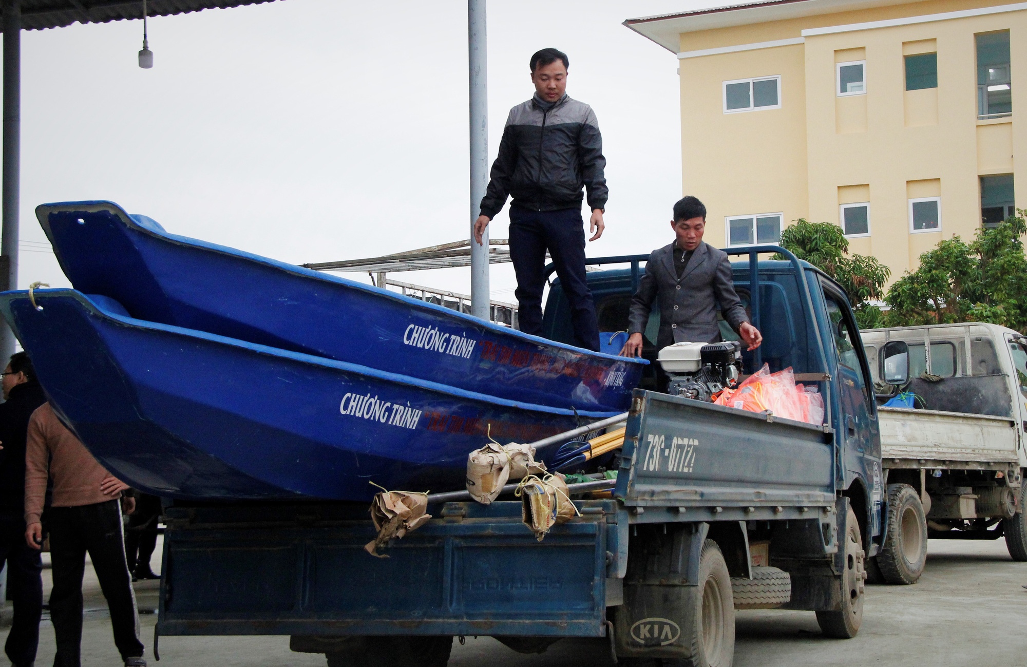 Trái tim miền Trung đến với người dân vùng lũ Quảng Bình - Ảnh 9.