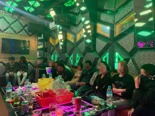 Quảng Bình: Tạm giữ 11 người làm điều mờ ám trong phòng karaoke - Ảnh 1.