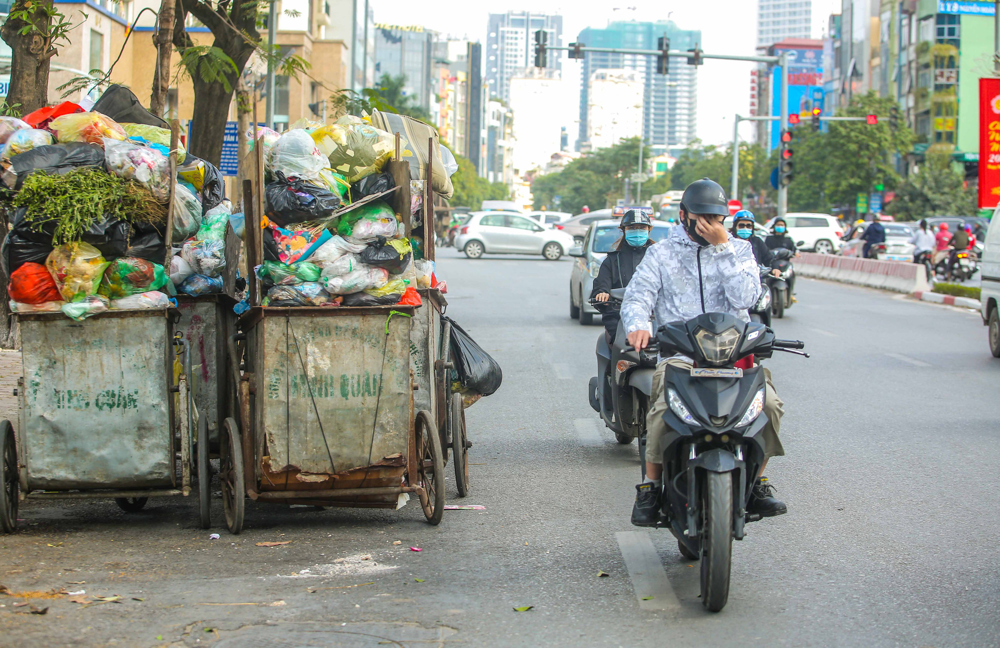CLIP: Rác thải lại chất đống, bốc mùi trên nhiều tuyến phố Hà Nội - Ảnh 3.