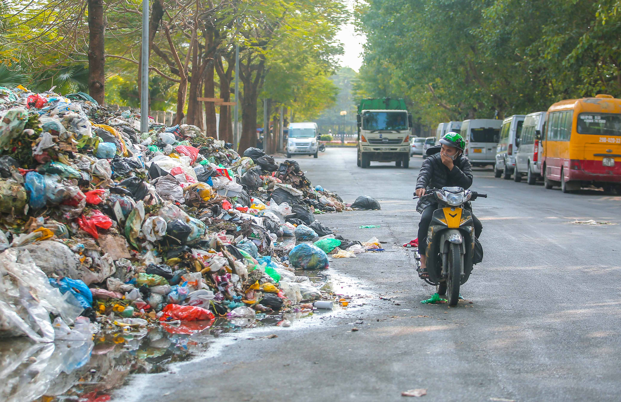 CLIP: Rác thải lại chất đống, bốc mùi trên nhiều tuyến phố Hà Nội - Ảnh 7.