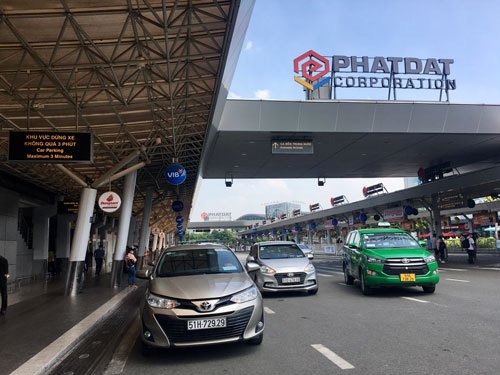 Đón - trả ở sân bay Tân Sơn Nhất: Hành khách vẫn than - Ảnh 1.
