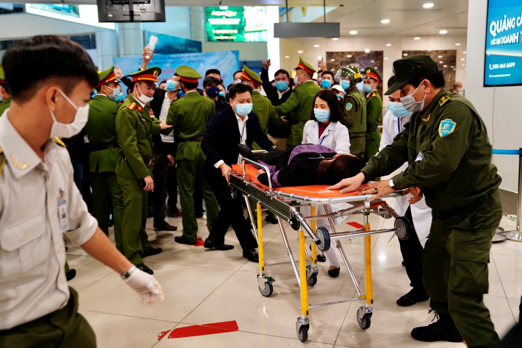 Cận cảnh sân bay Nội Bài kích hoạt báo động khẩn nguy đối phó nhóm gây rối - Ảnh 16.