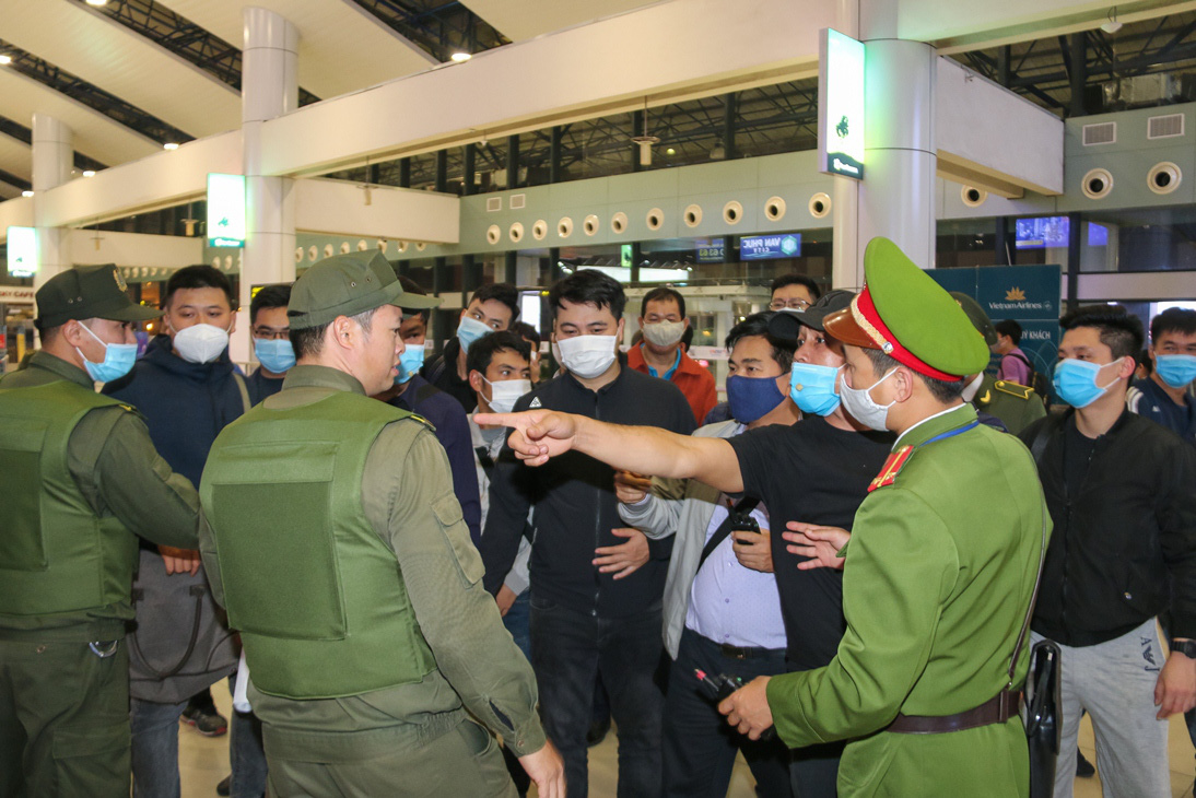 Cận cảnh sân bay Nội Bài kích hoạt báo động khẩn nguy đối phó nhóm gây rối - Ảnh 17.
