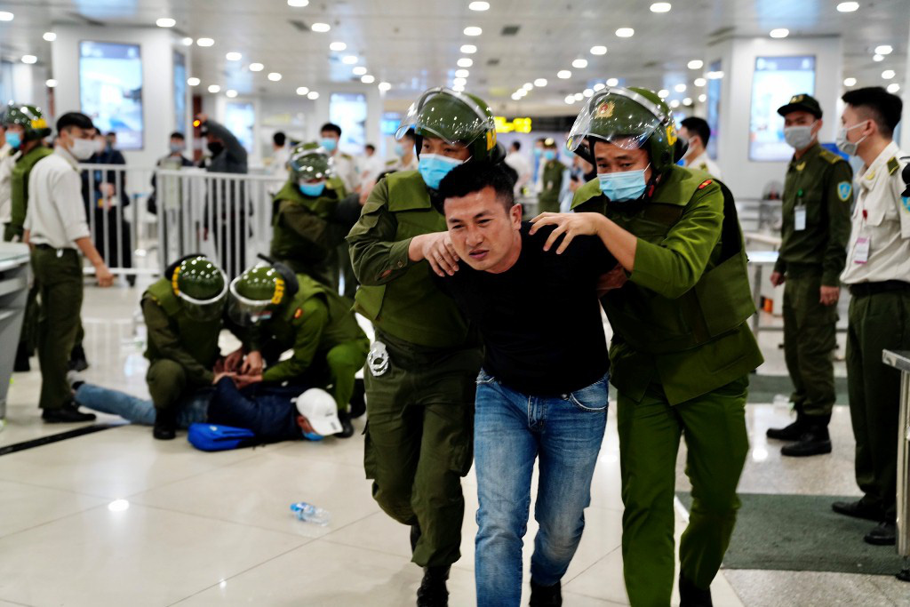 Cận cảnh sân bay Nội Bài kích hoạt báo động khẩn nguy đối phó nhóm gây rối - Ảnh 20.