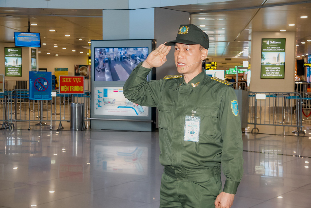 Cận cảnh sân bay Nội Bài kích hoạt báo động khẩn nguy đối phó nhóm gây rối - Ảnh 9.