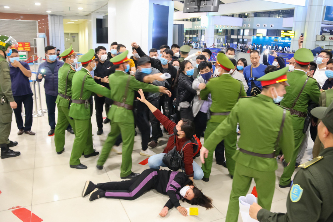 Cận cảnh sân bay Nội Bài kích hoạt báo động khẩn nguy đối phó nhóm gây rối - Ảnh 12.