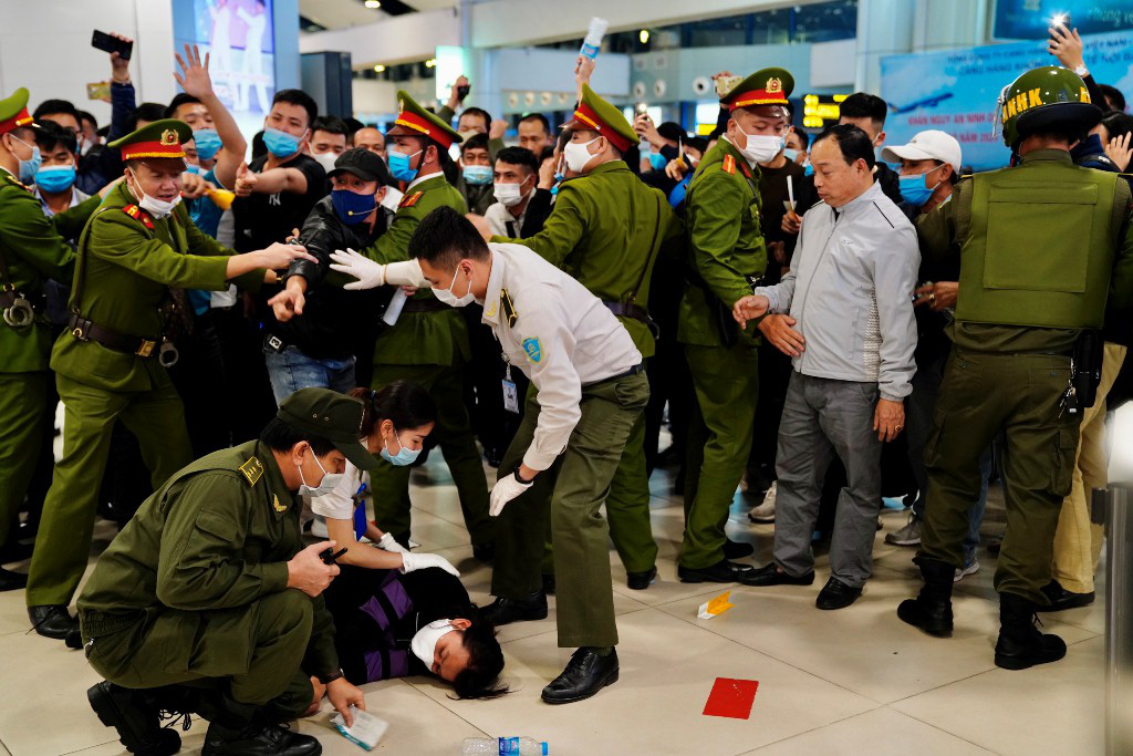 Cận cảnh sân bay Nội Bài kích hoạt báo động khẩn nguy đối phó nhóm gây rối - Ảnh 13.