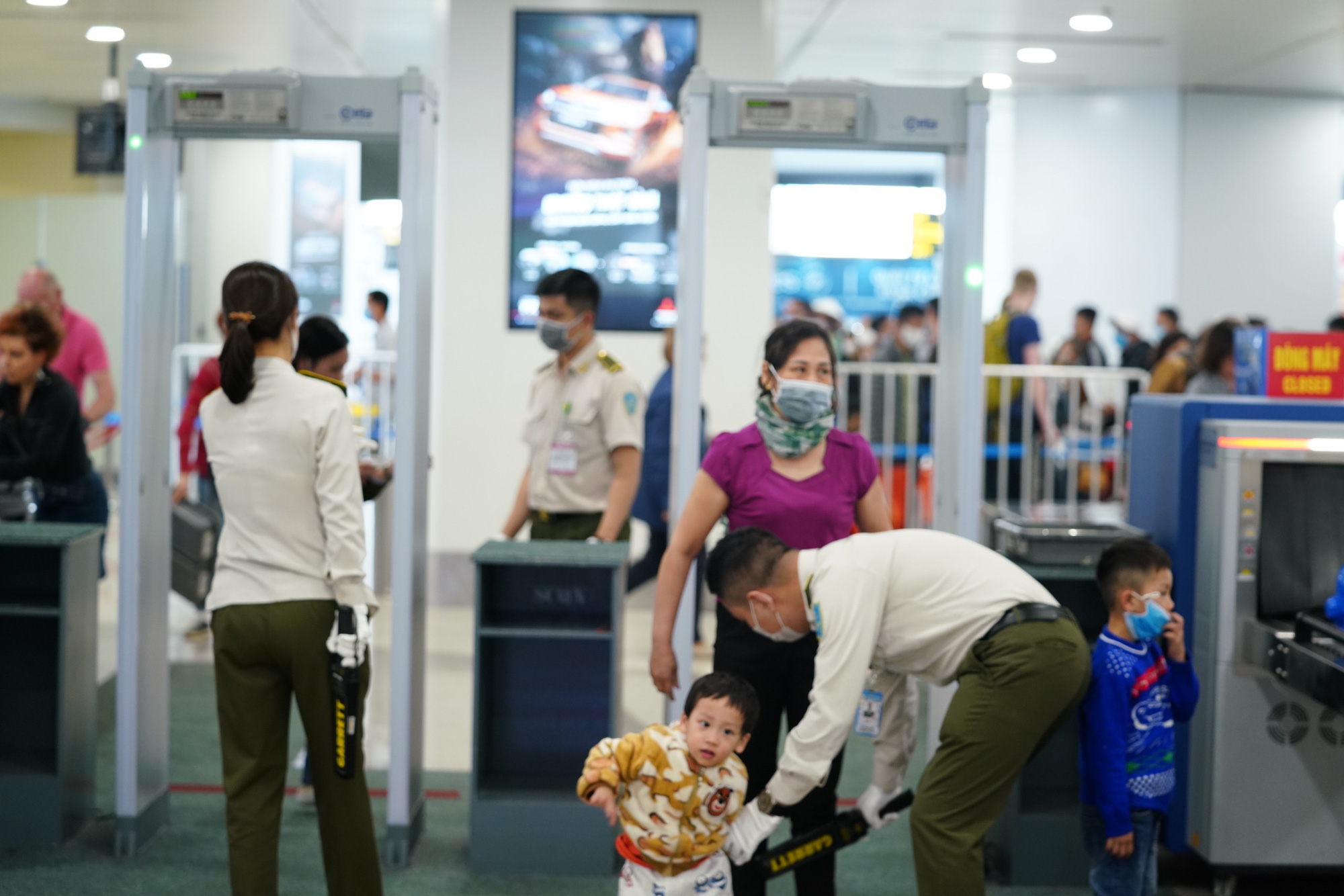 Dòng người đeo khẩu trang tại sân bay Nội Bài - Ảnh 3.