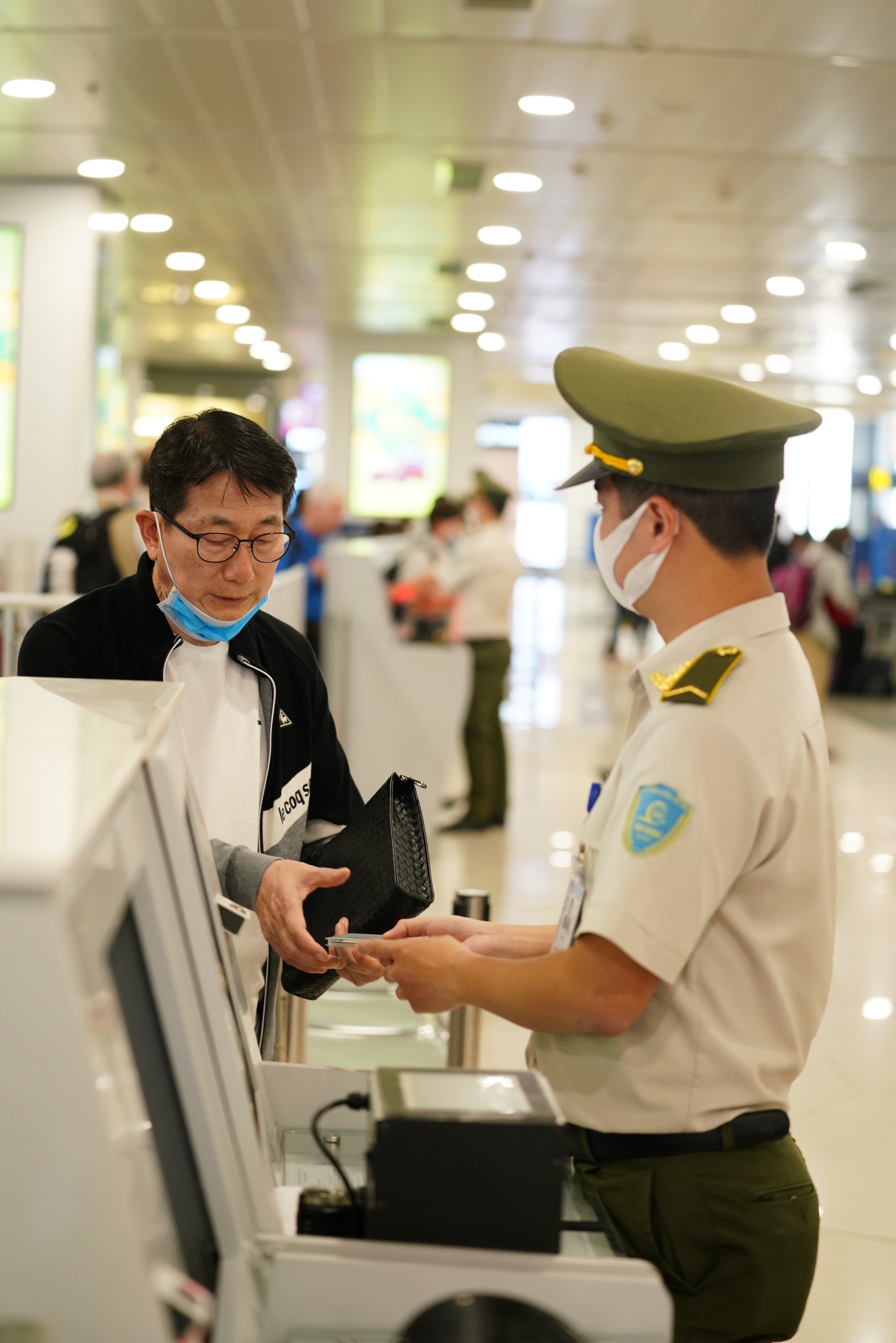 Dòng người đeo khẩu trang tại sân bay Nội Bài - Ảnh 9.