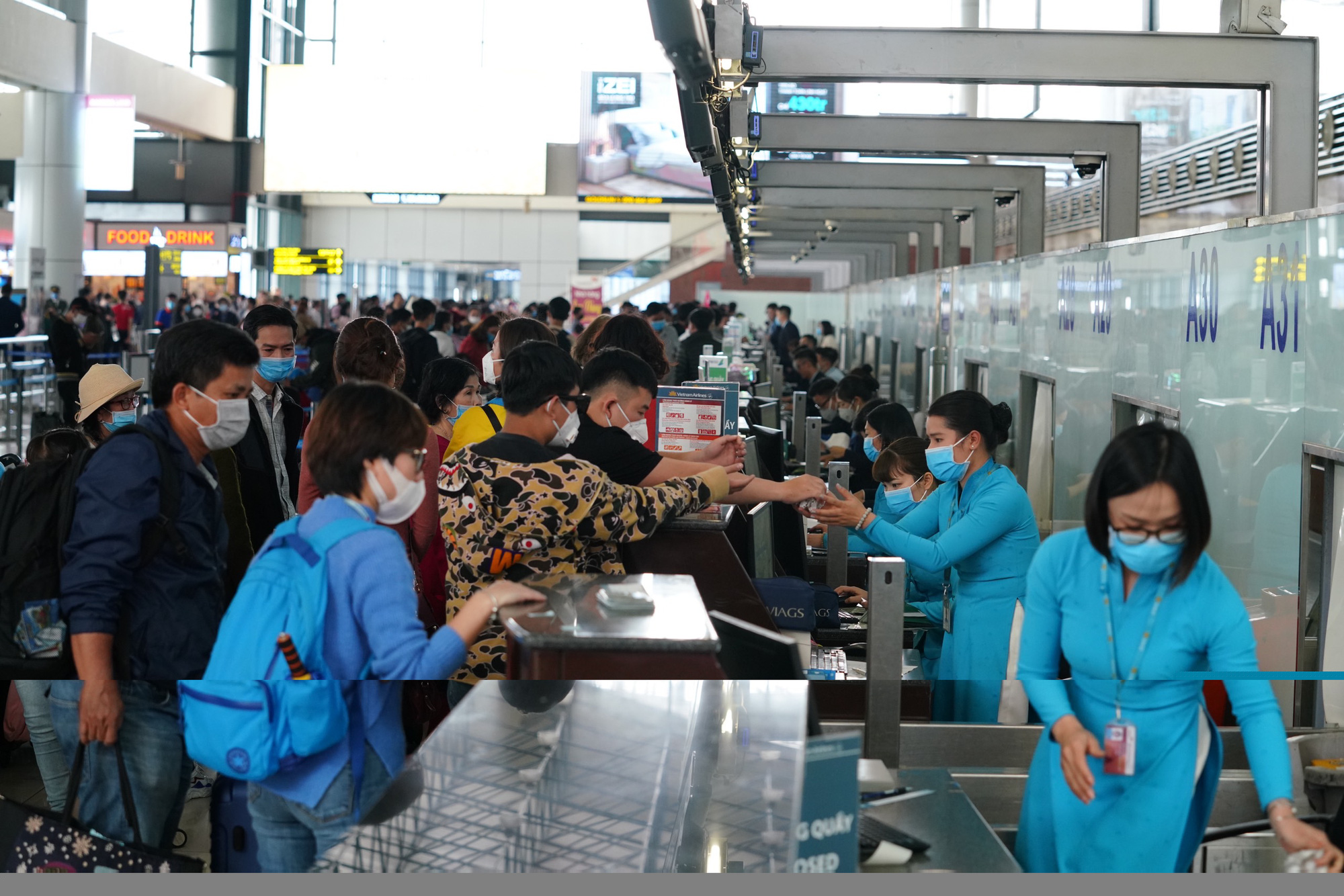 Dòng người đeo khẩu trang tại sân bay Nội Bài - Ảnh 17.