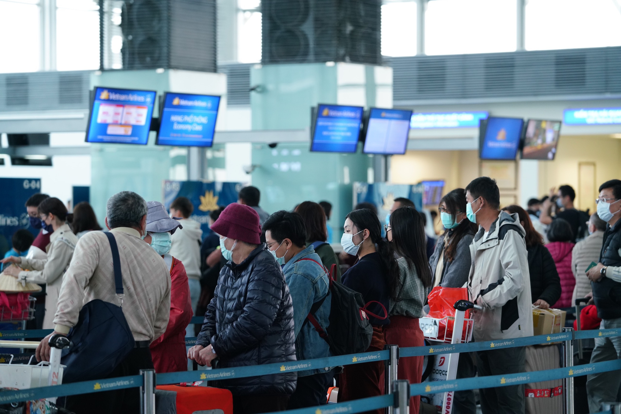 Dòng người đeo khẩu trang tại sân bay Nội Bài - Ảnh 20.