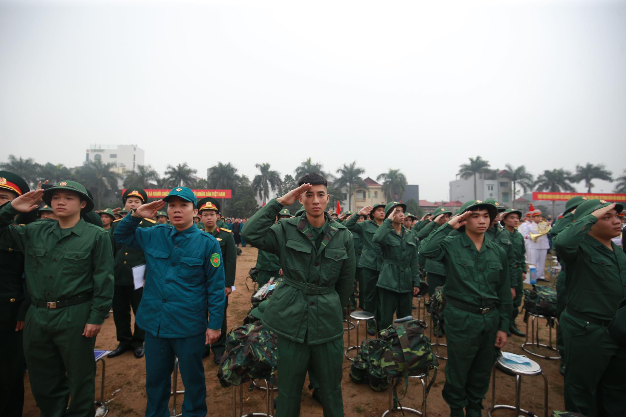 Hàng ngàn thanh niên Thủ đô đeo khẩu trang, đo thân nhiệt trước khi lên đường nhập ngũ - Ảnh 6.