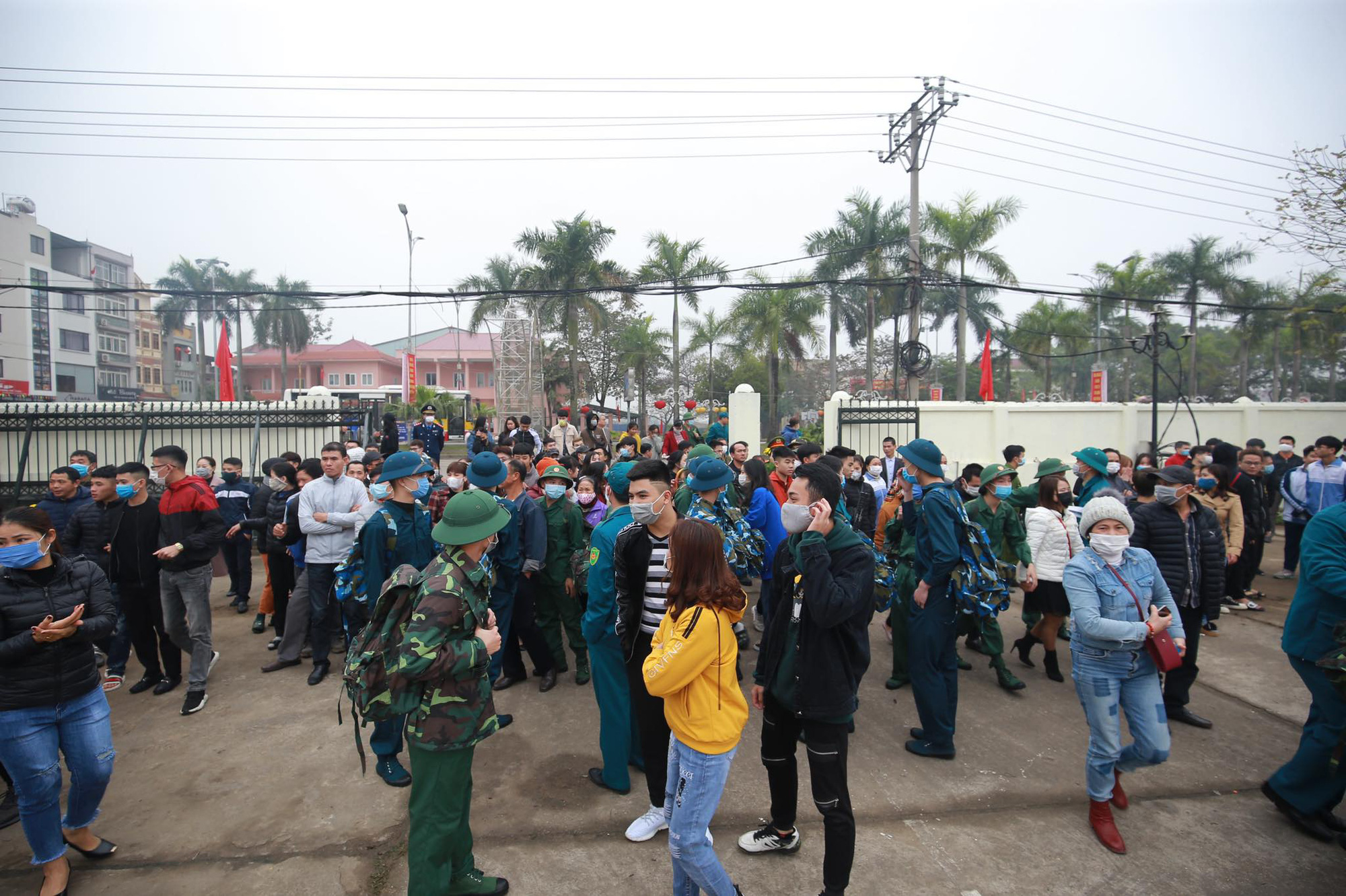 Hàng ngàn thanh niên Thủ đô đeo khẩu trang, đo thân nhiệt trước khi lên đường nhập ngũ - Ảnh 13.